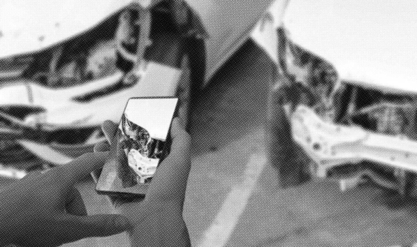 スマホで予約している様子