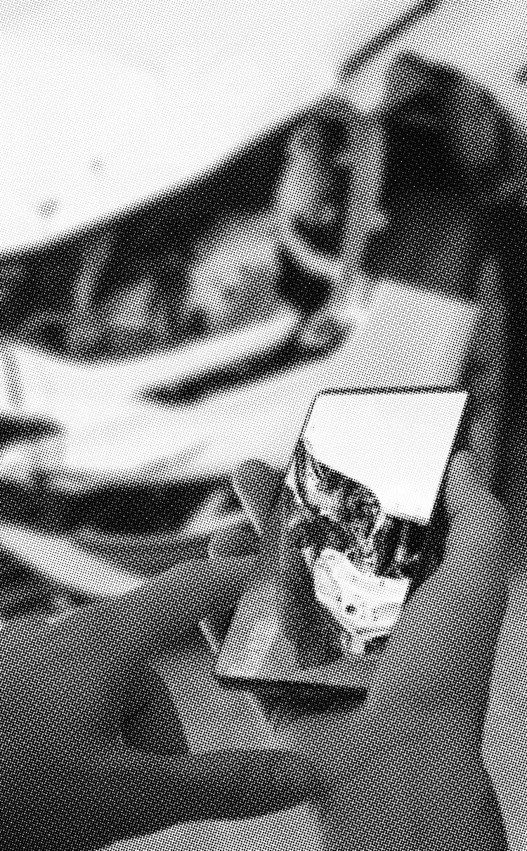 スマホで予約している様子