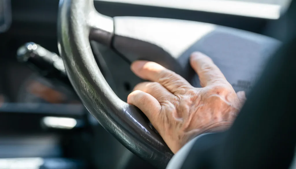 高齢者の運転免許返納｜メリット・デメリット、乗らなくなった車について解説します