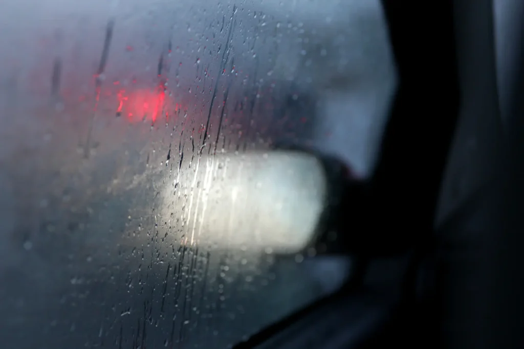 台風で車が壊れた！台風被害にあった車はどうするべき？